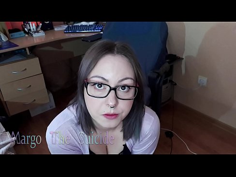 ❤️ Neska sexy betaurrekoekin dildoa zurrupatzen du kameraren aurrean ️❌ Porno gugan ❌️❤